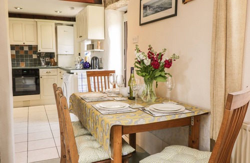 Wadebridge Cottage | APPLESTORE, family friendly, with open fire in Padstow