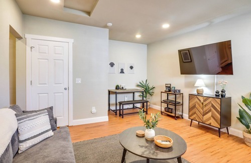 Bull Mountain Apartment | Apt 10 Mi to Portland: Walk to Bus Stop!