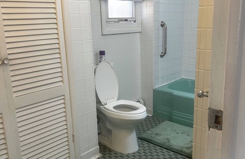 Constable Hook Apartment | Apt with utilities, wifi, a compact parking space, & on-site laundry near NYC!