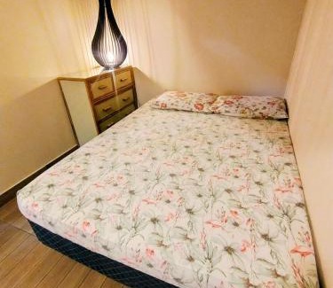 Centro Apartment | Apto 4 min apenas da Praia da Enseada e da Balsa com acesso à Prainha Branca, Excelente localização no Centro de Bertioga, vaga de garagem, área de churrasqueira, ar condicionado, secador de cabelo, wifi e Netflix, também ao lado do Rio para pescar