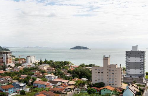 Praia da Armacao do Itapocoroi Apartment | Apto A 300m PRAIA e 8min Beto Carreiro c Vista Mar Incrível Ar Condicionado Churrasqueira privativa Condo Completo com Piscina Academia ao Ar livre Sauna Playground Portaria 24H e Vaga privativa de Garagem Reserve Agora e Viva essa Experiência