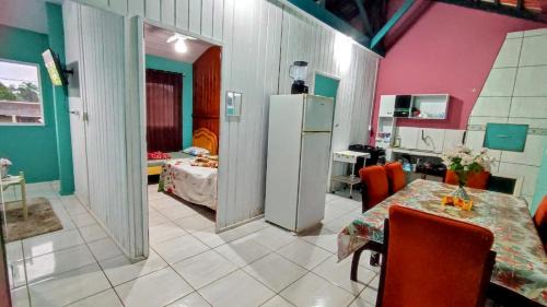 Ubatuba Apartment | Apto com churrasqueira 500m do mar com vista da salaSacada para horizonte