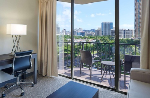 Waikiki Apartment | Aqua Palms Condo with City View