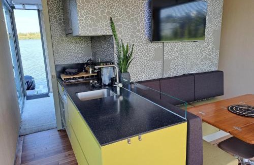 Werkendam Ski Chalet | AquaHome - NP de Biesbosch - Bijzonder overnachten op een houseboat!