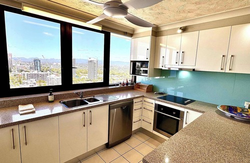 Surfers Paradise Apartment | Aquarius Surfers Paradise Level 25 Pool & Parking
