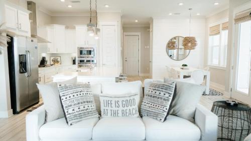 Panama City Beach House | Arcade Bar Prominence Resort Pool and Gym Access Close to Beach Sea Happy