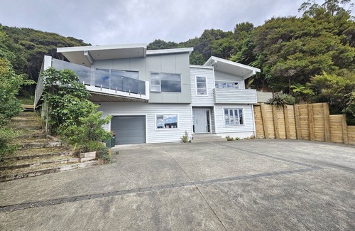 Lower Hutt House | Architectural seated in the bush, with a stream connects you to Papatuanku.