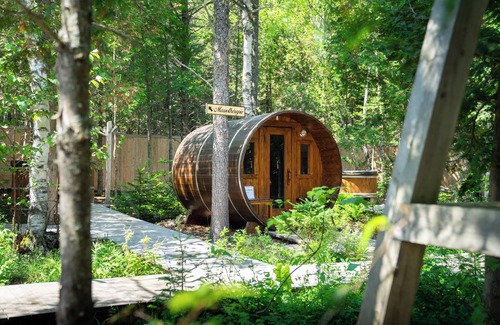 Les Eboulements Cabin | Architecture and design awards winning cabin with hot tubs and sauna.