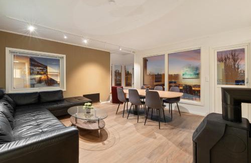 Tromsdalen Apartment | Arctic Aurora Apartment I SAUNA I Family & Groups