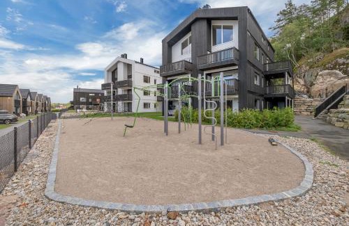 Ny Hellesund Apartment | Åros Seaside Apartment with Pool, Jacuzzi & Sauna