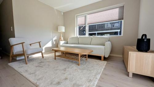 Ny Hellesund Apartment | Åros Seaside Apartment with Pool, Jacuzzi & Sauna