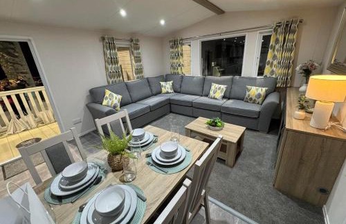 Fenwick Cabin | Arranview Lochside Pods & Lodges all with private Hot-tubs