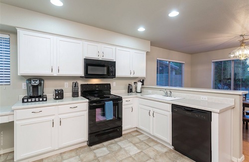 Peoria House | Arrowhead Area, Quiet, Comfy, 4 TVs