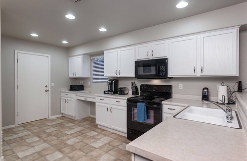 Peoria House | Arrowhead Area, Quiet, Comfy, 4 TVs