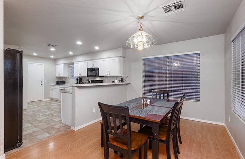 Peoria House | Arrowhead Area, Quiet, Comfy, 4 TVs