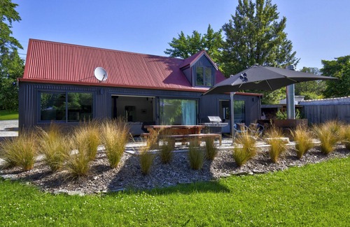 Arrowtown House | Arrowtown Red Cottage - Holiday Home with Spa