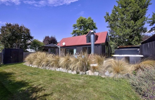 Arrowtown House | Arrowtown Red Cottage - Holiday Home with Spa