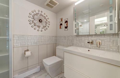 East Side House | Art Deco Broadway Queen Room