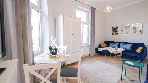 Wesoła Zachod Apartment | Art Deco Elegance