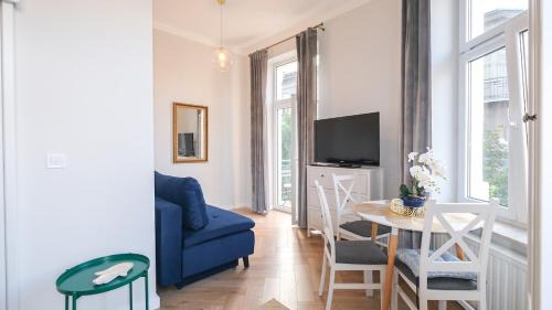 Wesoła Zachod Apartment | Art Deco Elegance