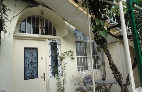 mtatsminda Apartment | Art House Petunia-The place where you feel real taste of old Tbilisi style!