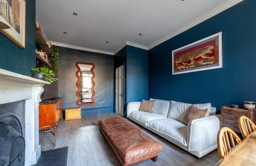 Dalston Apartment | Arte Stays - 2 Bed Luxurious Flat, Garden, 5min Dalston st., Parking Available, Serviced Accommodation - up to 5 ppl