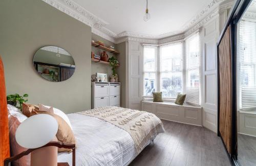 Dalston Apartment | Arte Stays - 2 Bed Luxurious Flat, Garden, 5min Dalston st., Parking Available, Serviced Accommodation - up to 5 ppl