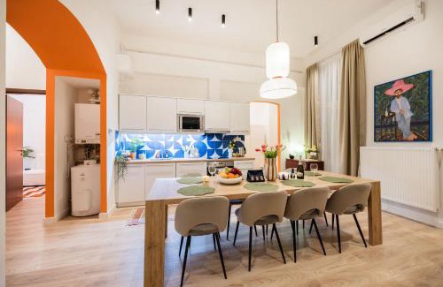 Belso-Ferencvaros Apartment | Artful 3BR Home by Danube River & Market Hall