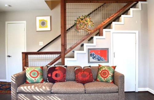 Boulevard Oaks Apartment | Artist Refuge in Beautiful Oak-lined Neighborhood