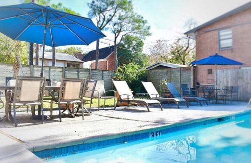 Boulevard Oaks Apartment | Artist Refuge in Beautiful Oak-lined Neighborhood