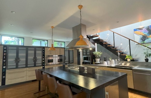 Hilltop House | Artistic and Modern 3-bedroom house with art studio and open creative space