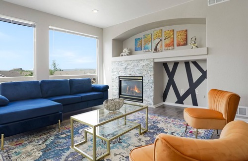 Castle Rock House | Artistic & Stylish, Top-notch & Breathtaking, 3 King Beds & 3 Living Rooms