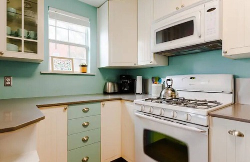 Chestnut House | Artsy, clean 2BD/1BT house near DT|Google|Backyard