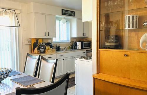 Southfield House | Artsy Cozy & Central! Near Berkeley, Royal Oak, DTWN Detroit, Zoo & Dream cruise