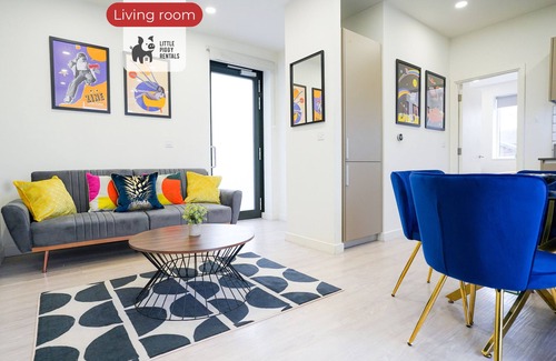 Stevenage Apartment | Artsy Modern Flat: Free Parking, Gym & Roof Garden