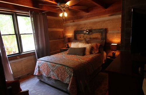 Langston Cabin | As seen on Barnwood Builders! 5 Bedrooms, PLUS detached bunk/guest house