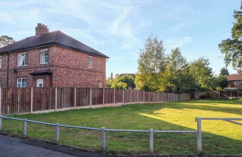 Trafford Cottage | ASH HOUSE, family friendly, character holiday cottage in Altrincham