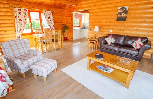 Castle Bytham Cottage | ASH LODGE, character holiday cottage, with pool in Greetham, Rutland