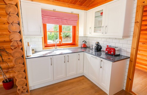 Castle Bytham Cottage | ASH LODGE, character holiday cottage, with pool in Greetham, Rutland
