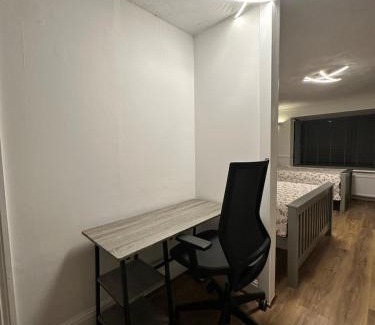 Milton Keynes Apartment | Ashsons Cosy Studio Apartment Free Parking For Car or Small Van Only