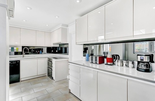 Bierton Apartment | Aspen Cl – Private Room with Shared Spa & Sauna