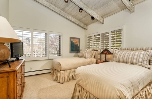 Aspen Condo | Aspen CO | Aspen Mountain Ski In, Ski Out Condos | 3 Bedroom 9901