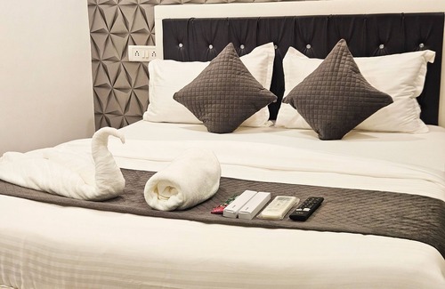 Kandivali East Hotel | Astha Home Shared Pool Rooms