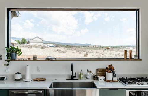 New Harmony House | Astoa Etxea - Peaceful Retreat Near Zion