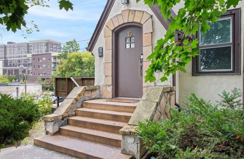 Prospect Park Apartment | At Home Feel Apt Close to University and Tram Stop, Garage and Patio incl