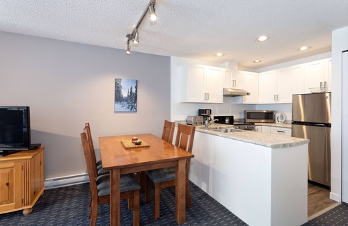 Whistler Creekside Cabin | At the base of Whistler Mtn in Creekside | Cozy Gas Fireplace | Newly renovated pool & hot tub