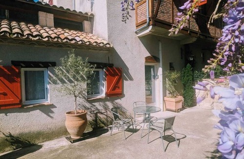 Lauzerte Apartment | At the foot of the medieval town of Lauzerte.comfortable apartment with swimming pool