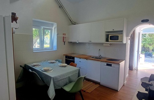 Quatrim do Sul Cottage | Atelier Rural Quinta do Forno. Living in the countryside with your feet on the beach. Try it out