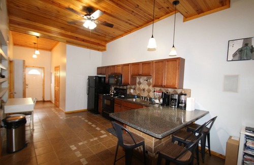 Athens Apartment | Athens City 2 bedroom, 1 bath, in town, walk to restaurants, FREE WiFi, Parking