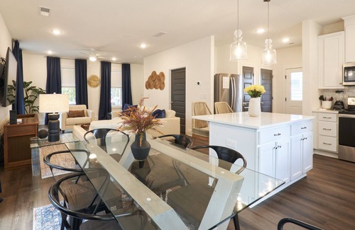 Athens House | Athens Luxury - King Master ~ 3Bdrm Home ~ 1 mile to Downtown ~ Minutes to UGA